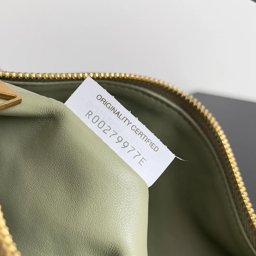 Batch 1360 It is predicted that BV Bottega’s lunch bag will be popular again this year. The entire bag is made of top nappa lambskin, which is very soft and lightweight. It also uses the intrecciato weaving process that the two founders spent several months developing from the beginning of the brand. It is completely hand-woven by Italian craftsmen. It perfectly reflects the craftsmanship of Bottega. The entire bag shape is also a very practical and popular lunch box bag type. The slightly curved arc of the bag mouth can also better fit our wrists. Style number: 754443 Size: 22*13*9